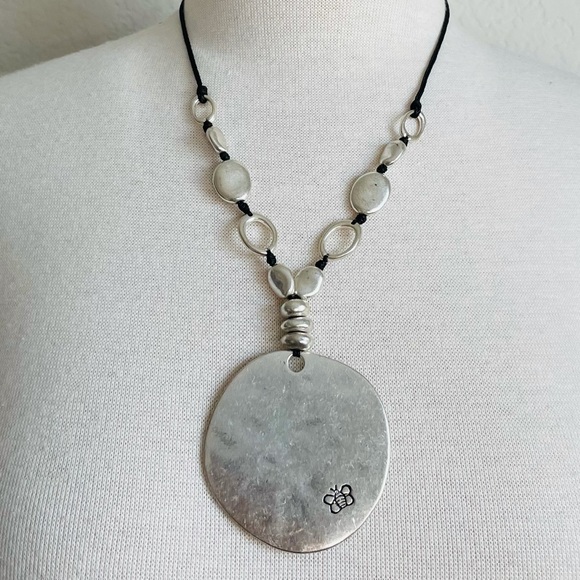 Bella Uno Large Circular Plate Jewelry - Picture 3 of 12